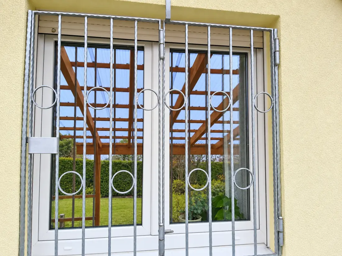 Fenstergitter: Schutzgitter mit dekorativen Ringelementen