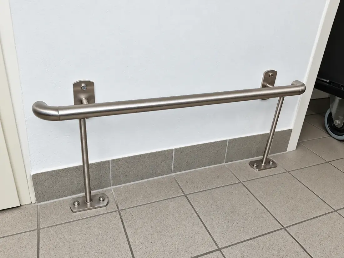 Handlauf aus Edelstahl: Wand- und bodenbefestigter Handlauf
