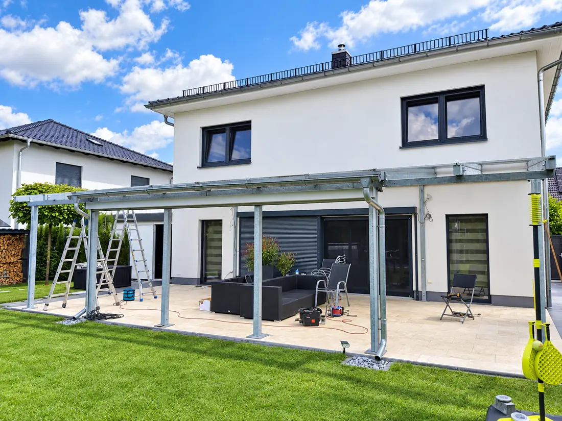 Terrassenüberdachung: Stahltragwerk mit Stützen und Dachrahmen während der Montage